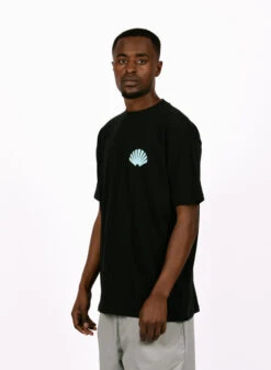 New Amsterdam Surf Association Logo Tee Black Pool -Samsoe Samsoe Shop image 567